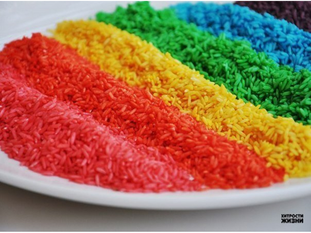 Что делают цветные. Цветная крупа для поделок. Разноцветный рис. Крашеные крупы. Поделки из цветного риса.